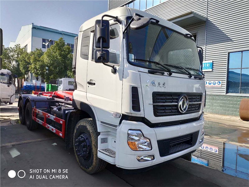 東風(fēng)天龍后八輪勾臂式垃圾車