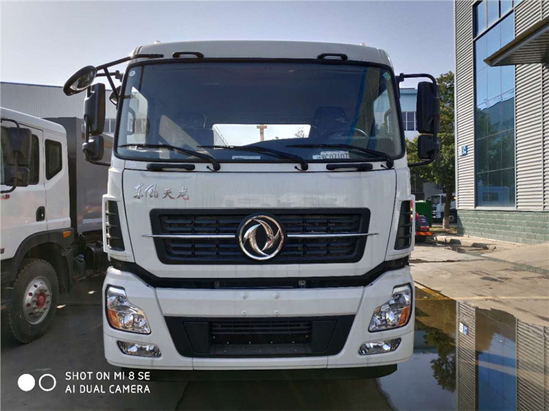 東風天龍后八輪勾臂式垃圾車