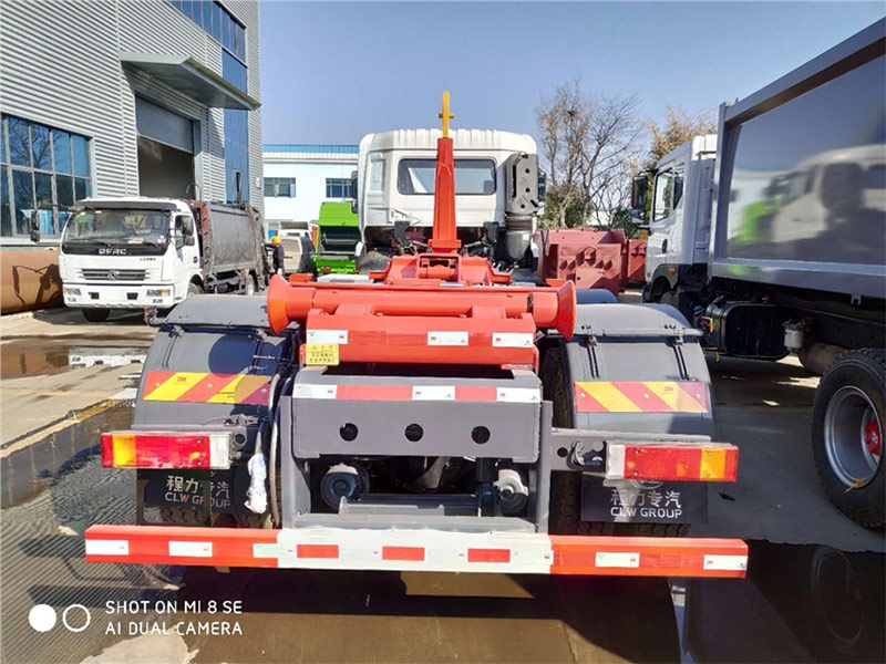東風天龍后八輪勾臂式垃圾車