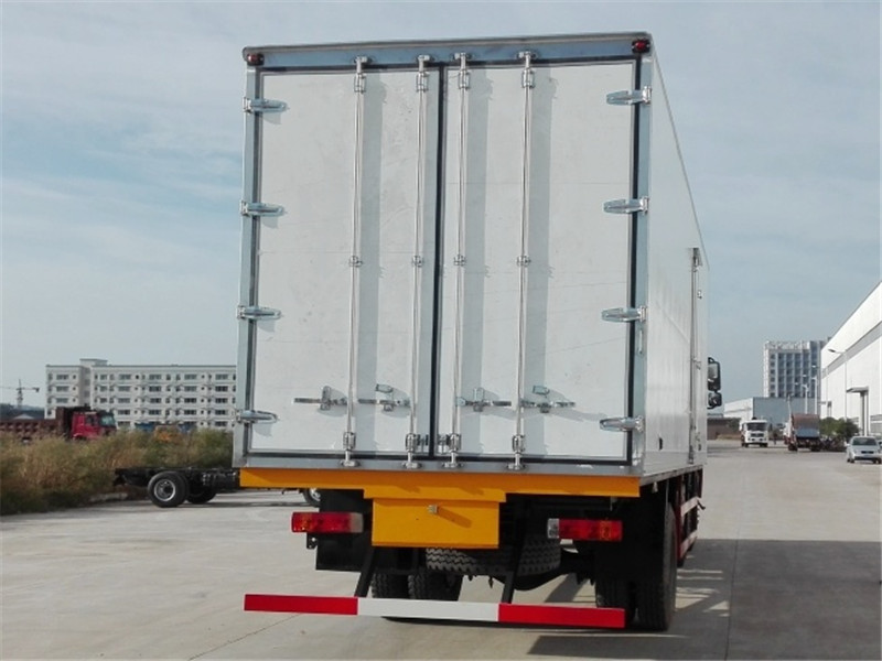 解放J6小三軸冷藏車-廂長8.7米