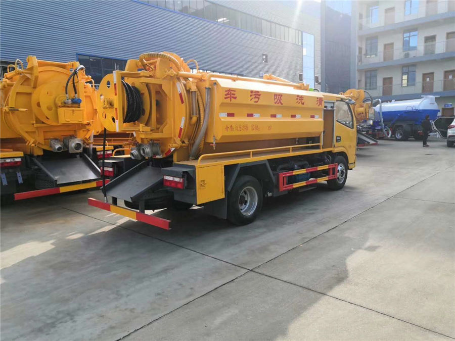 國六兩噸東風(fēng)多利卡藍(lán)牌清洗吸污車