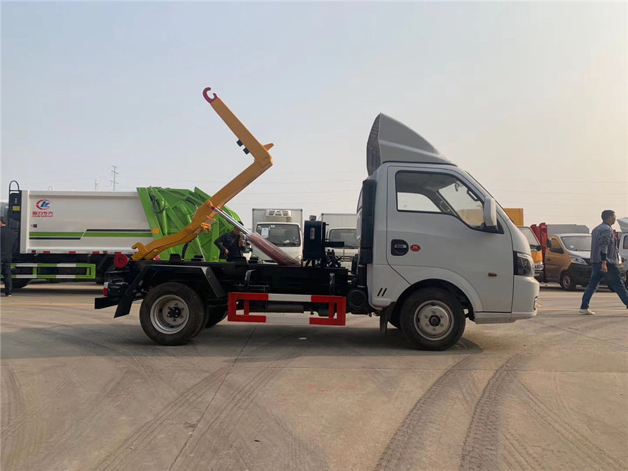 國六東風(fēng)小型勾臂式垃圾車