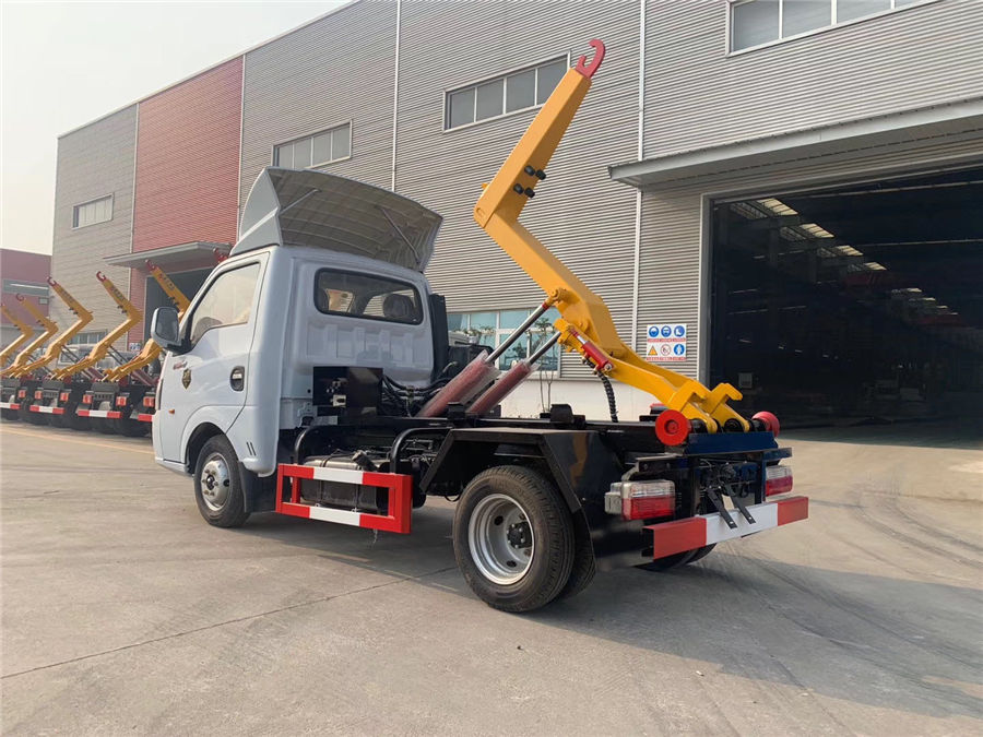 國六東風(fēng)小型勾臂式垃圾車