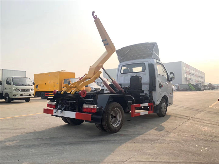 國六東風(fēng)小型勾臂式垃圾車