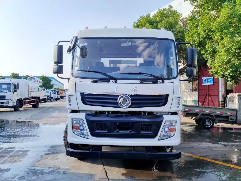 國六東風后雙橋多功能灑水抑塵車