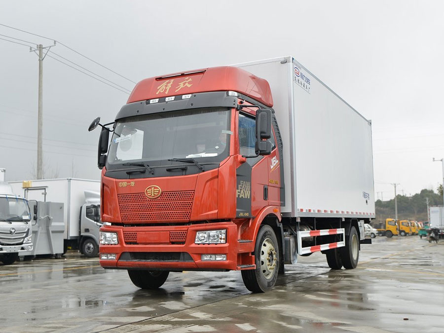 解放J6L精英版6.8米冷藏車