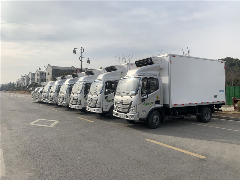 10臺單排江鈴4.2米冷藏車發(fā)車現(xiàn)場