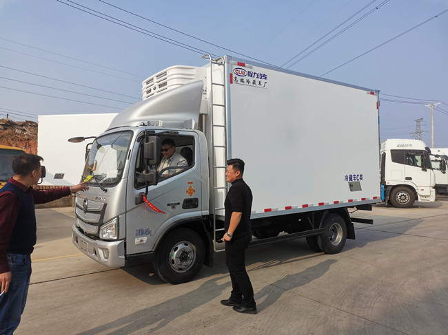 祝賀廣西來賓的張總福田藍牌冷藏車發(fā)車成功