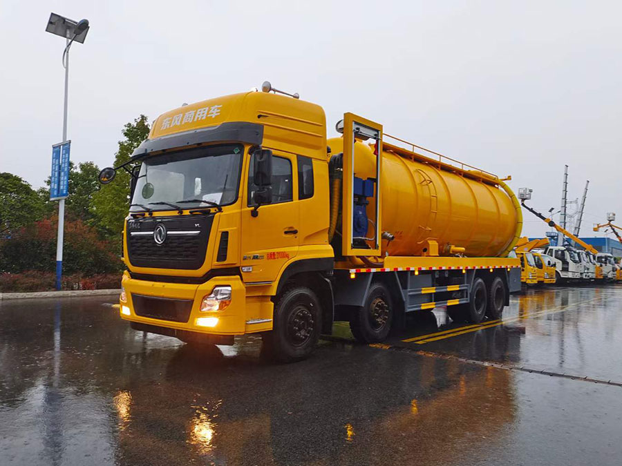 東風天龍前四后八清洗污吸?車