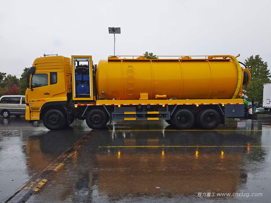 東風(fēng)天龍前四后八清洗污吸?車